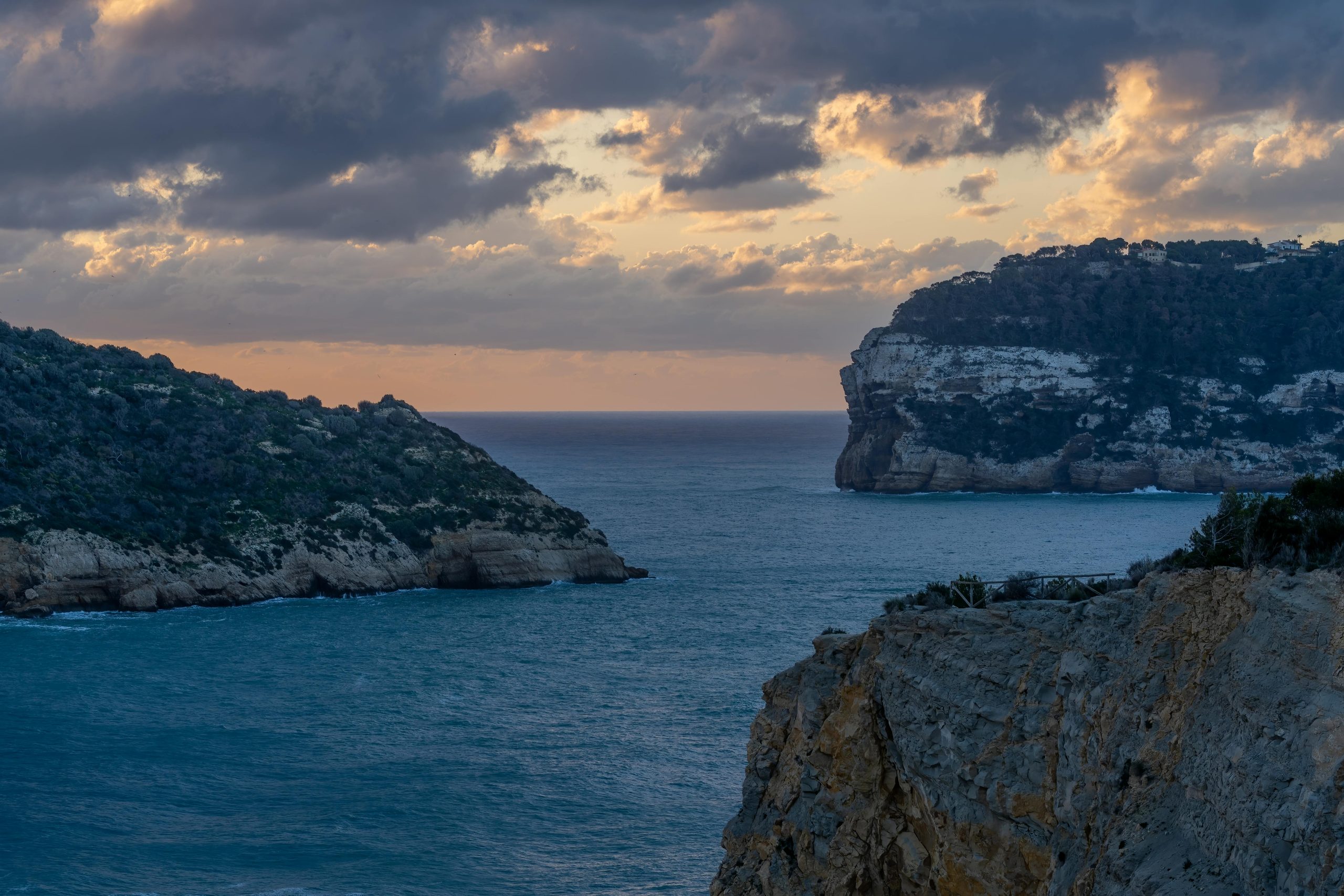 Vista panorámica de Cala Granadella, la mejor Cala Alicante en 2025 con aguas cristalinas.