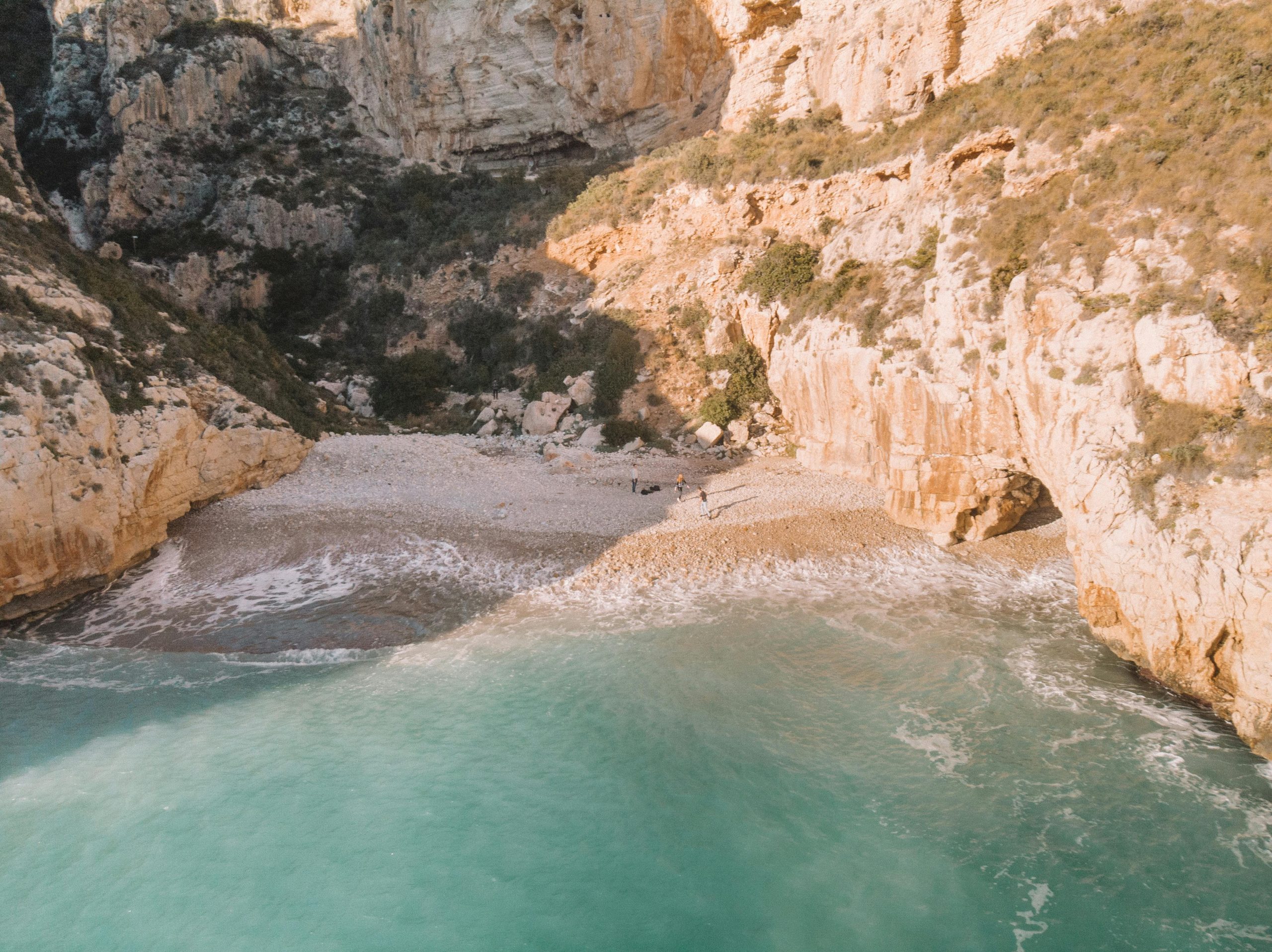Vista panorámica de las Calas Alicante con aguas cristalinas y acantilados.