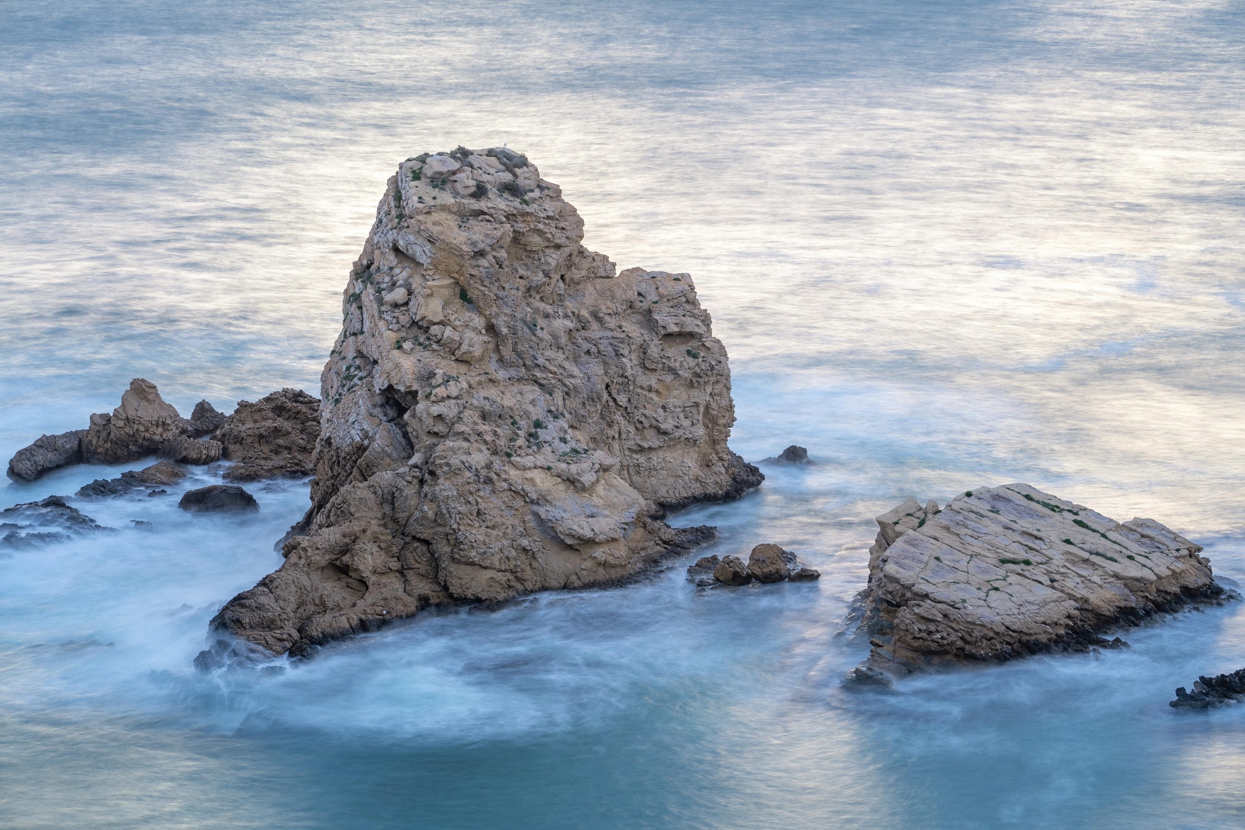 Vista panorámica de una cala de Alicante en Jávea con aguas cristalinas y acantilados